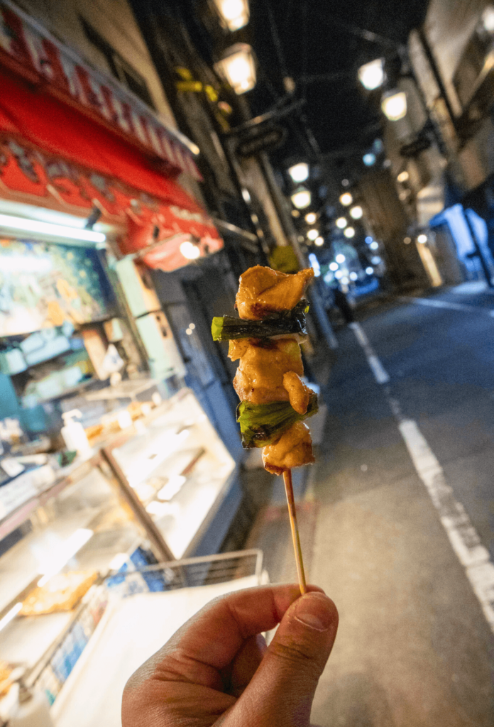 リビンラージ ビア&ギャラリーの隣にある、やきとりキングの焼き鳥