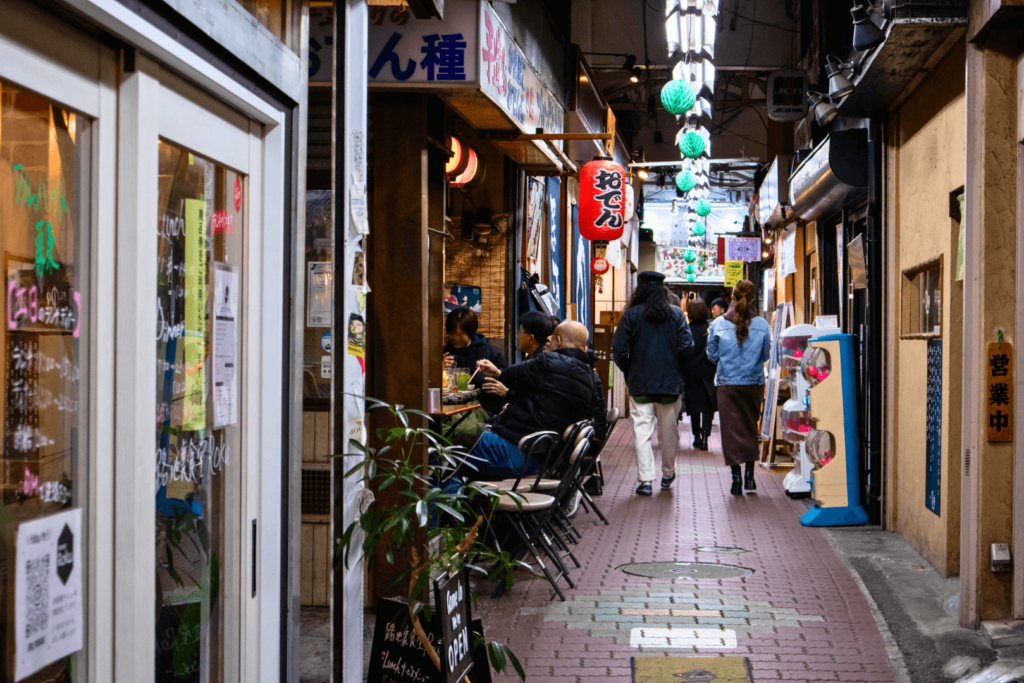 白楽、六角橋商店街ふれあい通り。