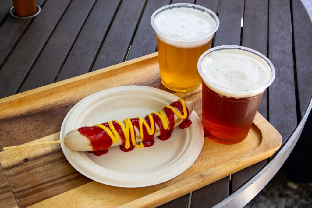 萌木の村では、八ヶ岳ブルワリーのクラフトビールとフードメニューを楽しめる