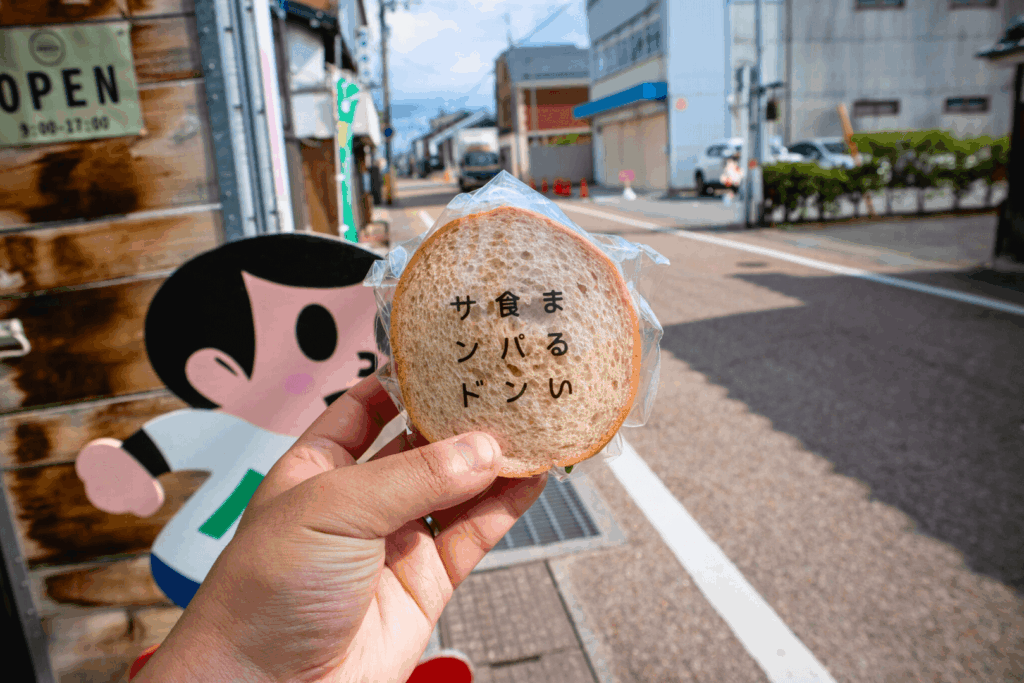 つるやの丸い食パンサンド