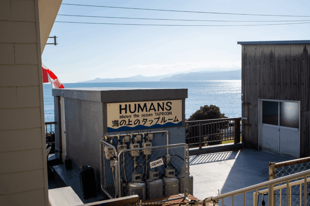 HUMANSBEER(人類麦酒醸造所)の海の上のタップルーム