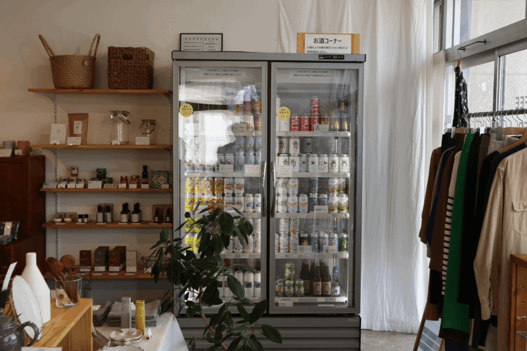 日用品とクラフトビール yuit(ユイット)茅野店の内観